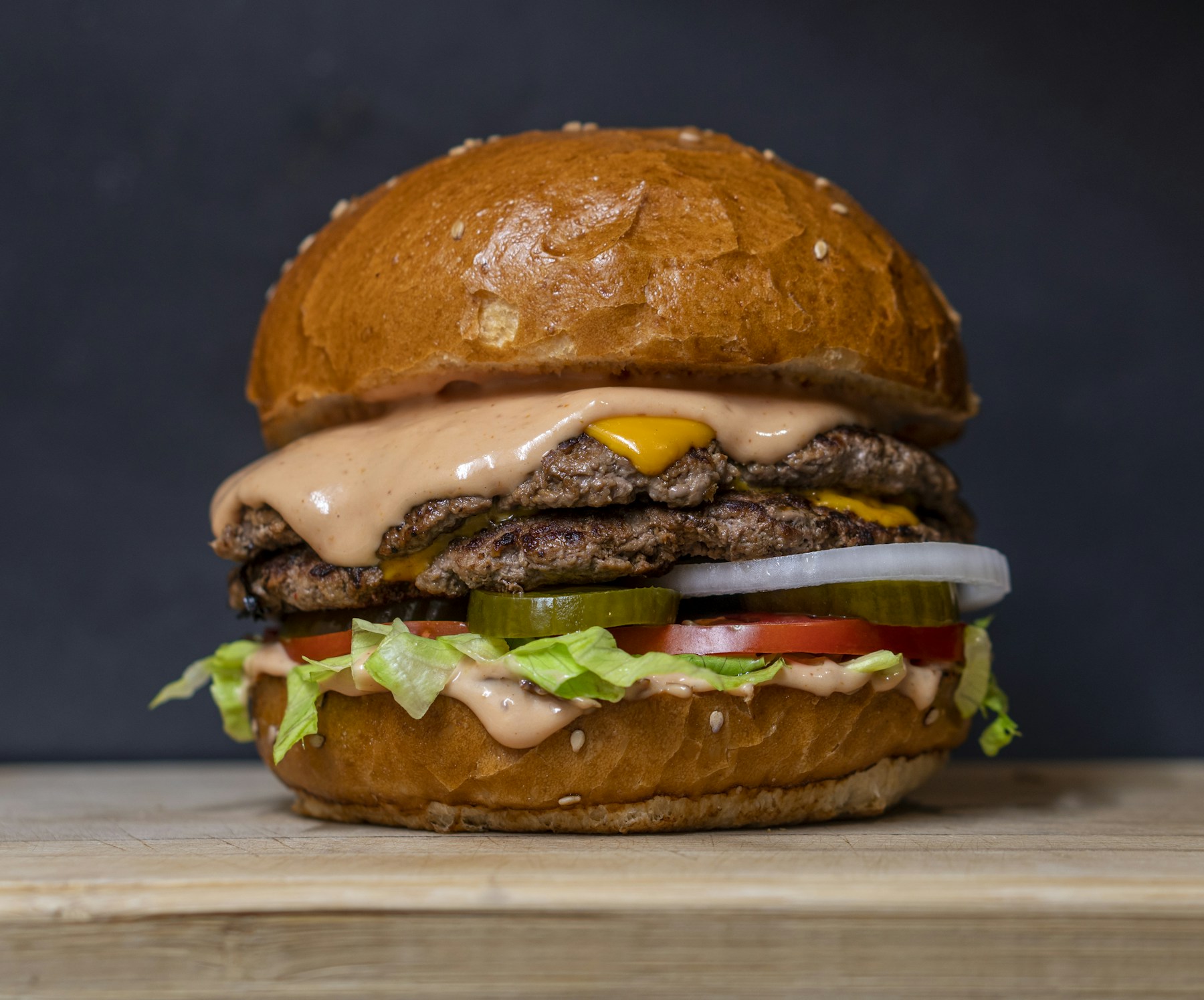 Saftiger Burger mit Käse