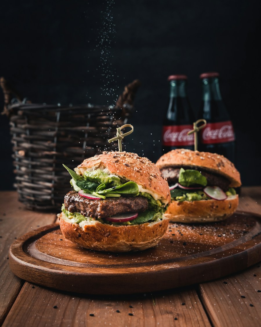 Burger auf dunklem Hintergrund